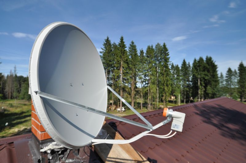 Спутниковая антенна в частном доме