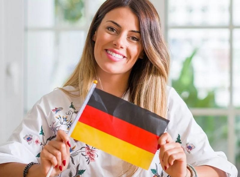 Девушка с немецким флагом