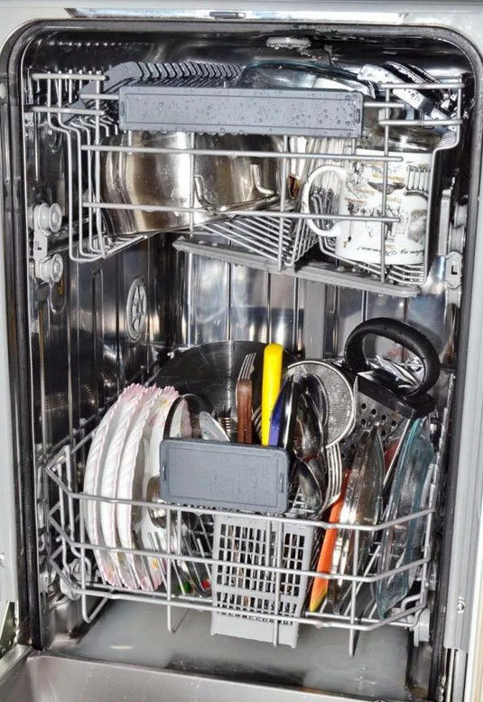 Посудомоечная машина полная посуды