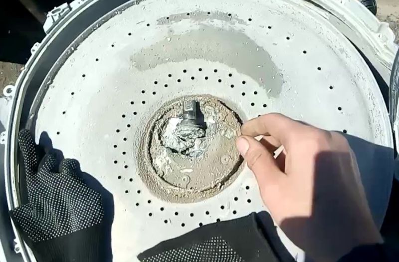 Мастер меняет подшипники в стиральной машине Whirlpool